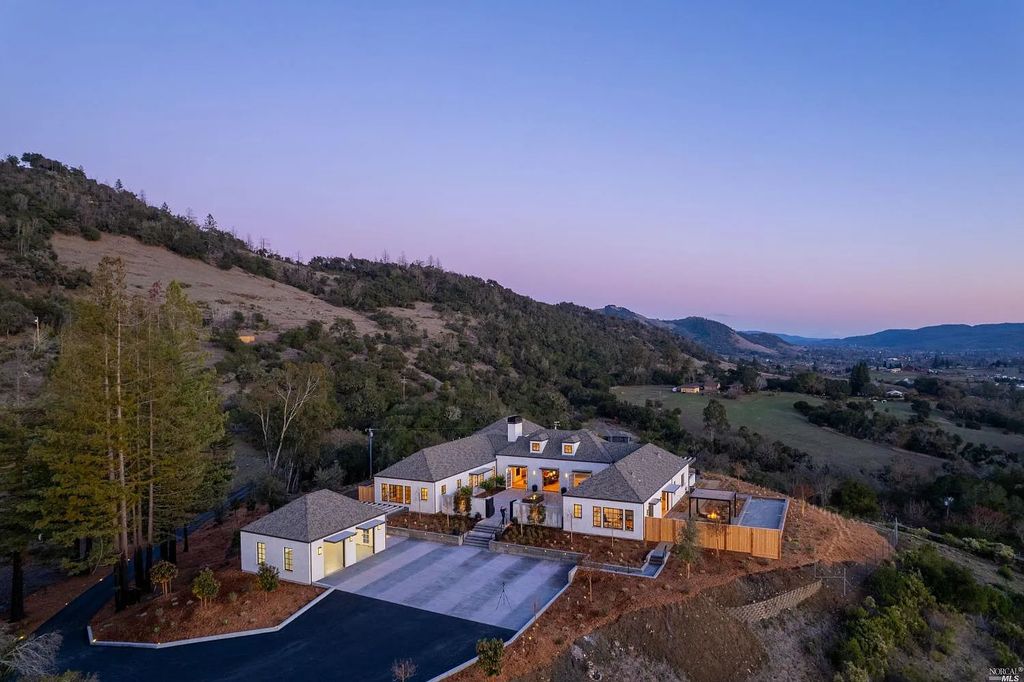 4693 Wallace North Road, Santa Rosa, California is a single level, Modern California style home was built to the highest standards under the collaboration of Alfa Partners, Sonoma Hill Builders & Bevan & Associates, located on nearly 12 acres in Foothill Ranch, equidistant to Healdsburg & Calistoga & just minutes to the Sonoma County Airport.