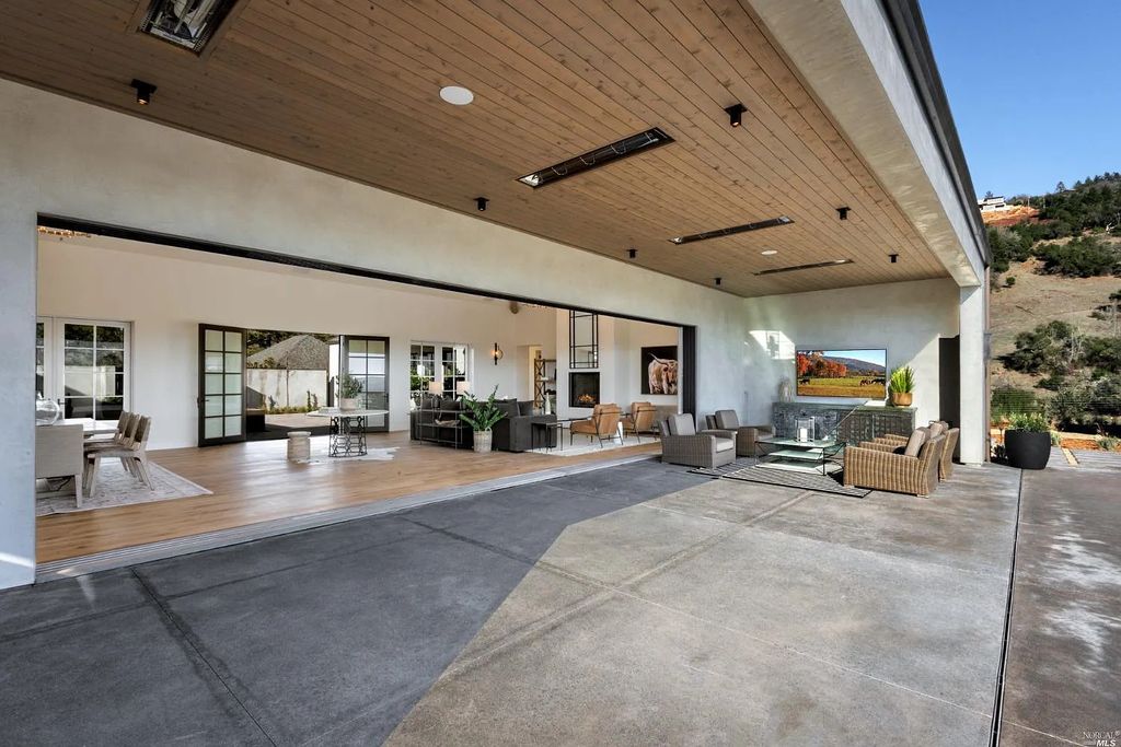 4693 Wallace North Road, Santa Rosa, California is a single level, Modern California style home was built to the highest standards under the collaboration of Alfa Partners, Sonoma Hill Builders & Bevan & Associates, located on nearly 12 acres in Foothill Ranch, equidistant to Healdsburg & Calistoga & just minutes to the Sonoma County Airport.