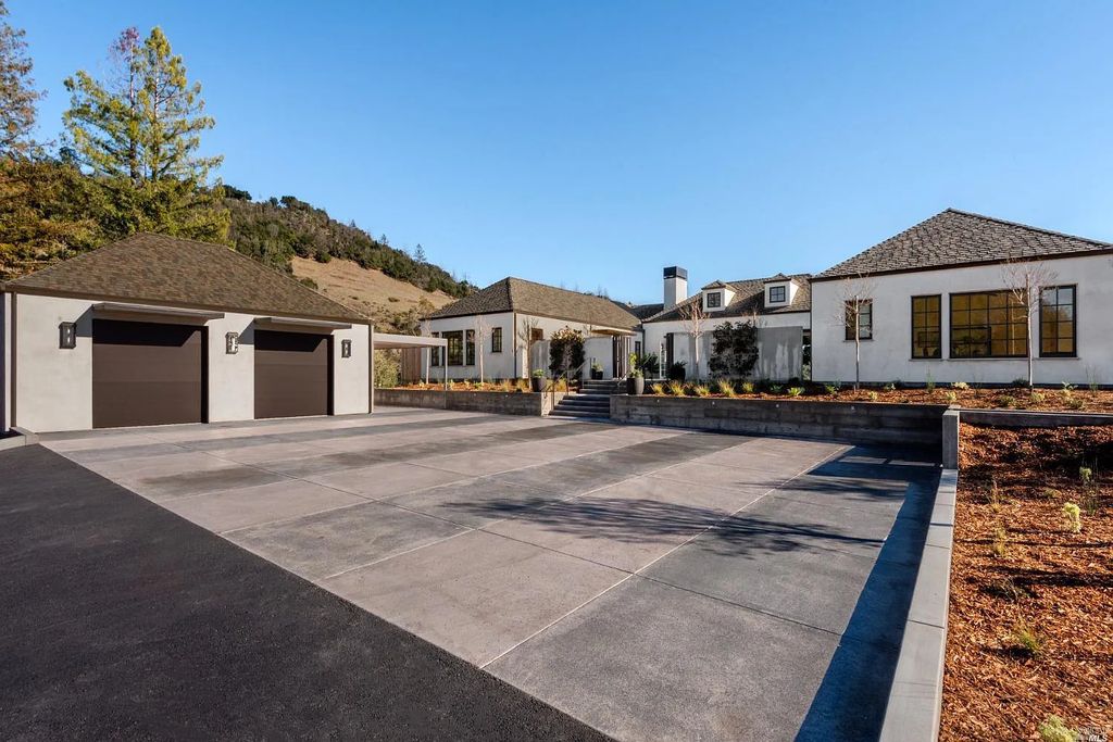 4693 Wallace North Road, Santa Rosa, California is a single level, Modern California style home was built to the highest standards under the collaboration of Alfa Partners, Sonoma Hill Builders & Bevan & Associates, located on nearly 12 acres in Foothill Ranch, equidistant to Healdsburg & Calistoga & just minutes to the Sonoma County Airport.