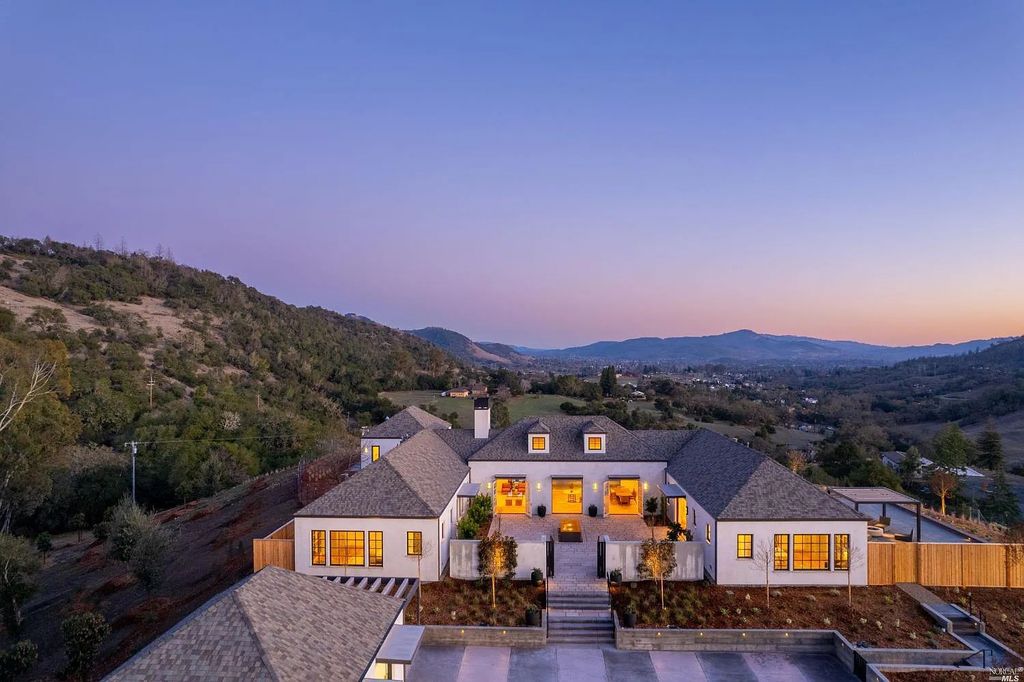 4693 Wallace North Road, Santa Rosa, California is a single level, Modern California style home was built to the highest standards under the collaboration of Alfa Partners, Sonoma Hill Builders & Bevan & Associates, located on nearly 12 acres in Foothill Ranch, equidistant to Healdsburg & Calistoga & just minutes to the Sonoma County Airport.