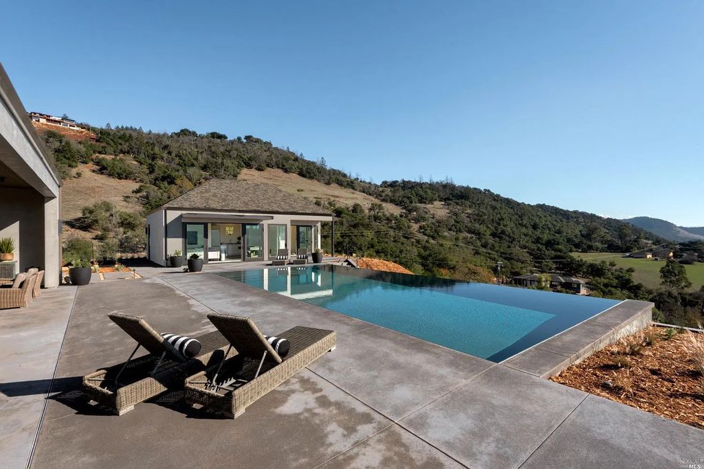 4693 Wallace North Road, Santa Rosa, California is a single level, Modern California style home was built to the highest standards under the collaboration of Alfa Partners, Sonoma Hill Builders & Bevan & Associates, located on nearly 12 acres in Foothill Ranch, equidistant to Healdsburg & Calistoga & just minutes to the Sonoma County Airport.