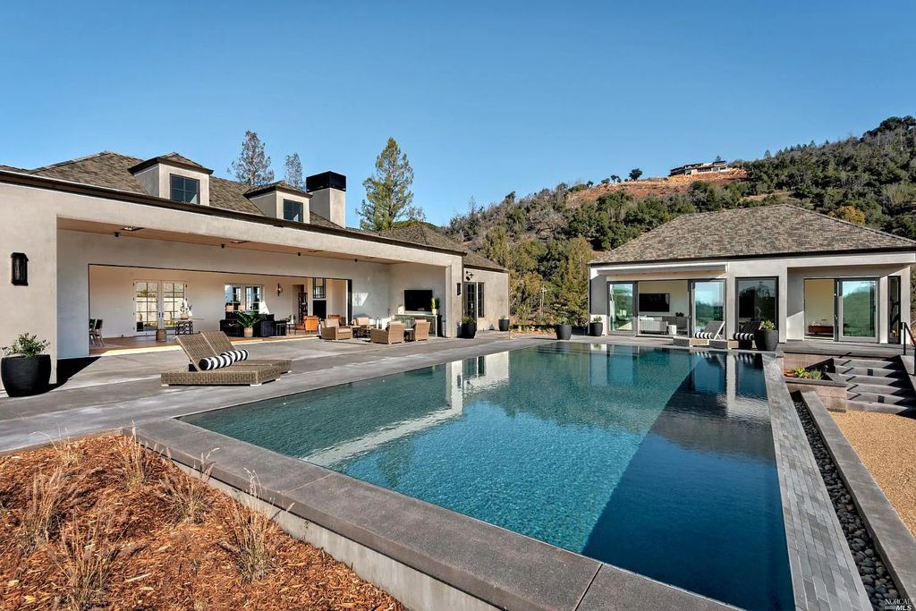 4693 Wallace North Road, Santa Rosa, California is a single level, Modern California style home was built to the highest standards under the collaboration of Alfa Partners, Sonoma Hill Builders & Bevan & Associates, located on nearly 12 acres in Foothill Ranch, equidistant to Healdsburg & Calistoga & just minutes to the Sonoma County Airport.