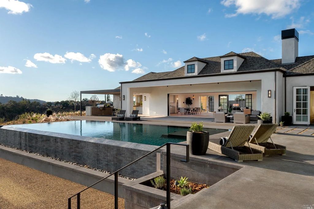 4693 Wallace North Road, Santa Rosa, California is a single level, Modern California style home was built to the highest standards under the collaboration of Alfa Partners, Sonoma Hill Builders & Bevan & Associates, located on nearly 12 acres in Foothill Ranch, equidistant to Healdsburg & Calistoga & just minutes to the Sonoma County Airport.