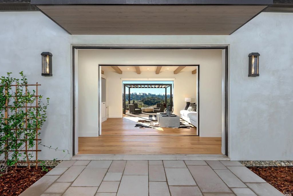 4693 Wallace North Road, Santa Rosa, California is a single level, Modern California style home was built to the highest standards under the collaboration of Alfa Partners, Sonoma Hill Builders & Bevan & Associates, located on nearly 12 acres in Foothill Ranch, equidistant to Healdsburg & Calistoga & just minutes to the Sonoma County Airport.