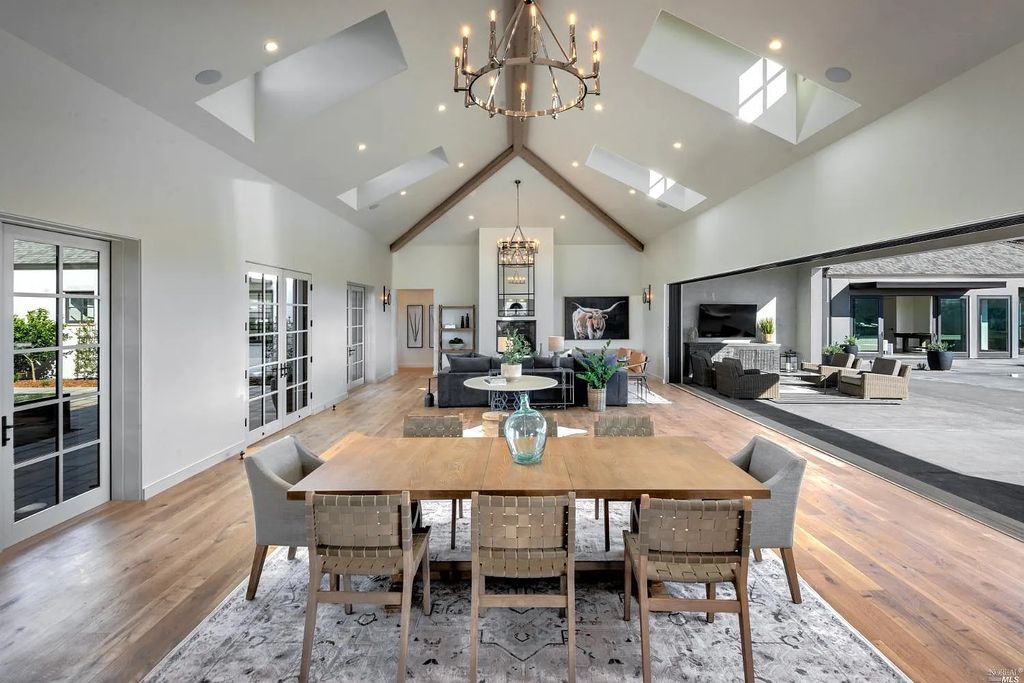 4693 Wallace North Road, Santa Rosa, California is a single level, Modern California style home was built to the highest standards under the collaboration of Alfa Partners, Sonoma Hill Builders & Bevan & Associates, located on nearly 12 acres in Foothill Ranch, equidistant to Healdsburg & Calistoga & just minutes to the Sonoma County Airport.