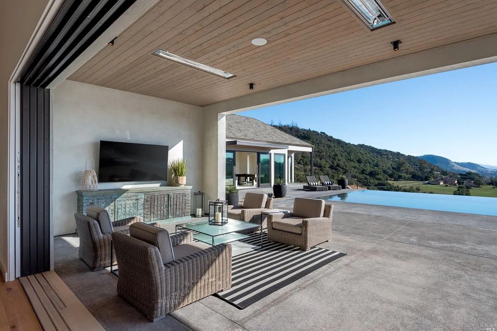 4693 Wallace North Road, Santa Rosa, California is a single level, Modern California style home was built to the highest standards under the collaboration of Alfa Partners, Sonoma Hill Builders & Bevan & Associates, located on nearly 12 acres in Foothill Ranch, equidistant to Healdsburg & Calistoga & just minutes to the Sonoma County Airport.