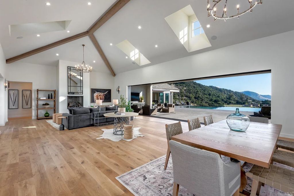 4693 Wallace North Road, Santa Rosa, California is a single level, Modern California style home was built to the highest standards under the collaboration of Alfa Partners, Sonoma Hill Builders & Bevan & Associates, located on nearly 12 acres in Foothill Ranch, equidistant to Healdsburg & Calistoga & just minutes to the Sonoma County Airport.