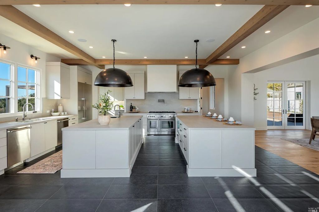 4693 Wallace North Road, Santa Rosa, California is a single level, Modern California style home was built to the highest standards under the collaboration of Alfa Partners, Sonoma Hill Builders & Bevan & Associates, located on nearly 12 acres in Foothill Ranch, equidistant to Healdsburg & Calistoga & just minutes to the Sonoma County Airport.