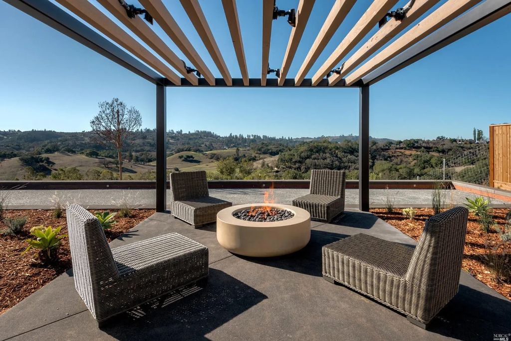 4693 Wallace North Road, Santa Rosa, California is a single level, Modern California style home was built to the highest standards under the collaboration of Alfa Partners, Sonoma Hill Builders & Bevan & Associates, located on nearly 12 acres in Foothill Ranch, equidistant to Healdsburg & Calistoga & just minutes to the Sonoma County Airport.