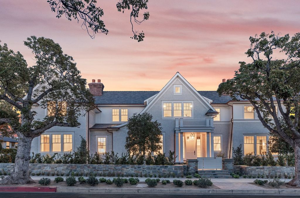 14830 Pampas Ricas Boulevard, Pacific Palisades, California is artfully designed and sophisticated estate flooded with an array of warmth and light through its thoughtfully executed floor plan displaying a masterful fusion of high-quality materials and unparalleled finishes.