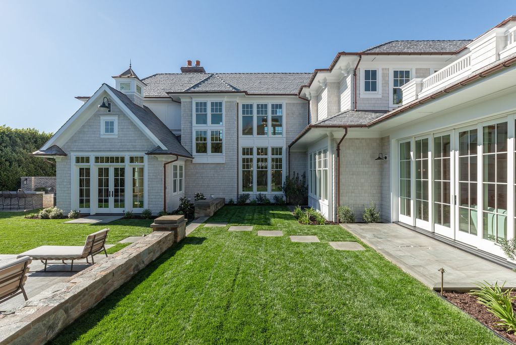 14830 Pampas Ricas Boulevard, Pacific Palisades, California is artfully designed and sophisticated estate flooded with an array of warmth and light through its thoughtfully executed floor plan displaying a masterful fusion of high-quality materials and unparalleled finishes.