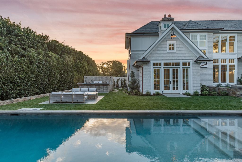 14830 Pampas Ricas Boulevard, Pacific Palisades, California is artfully designed and sophisticated estate flooded with an array of warmth and light through its thoughtfully executed floor plan displaying a masterful fusion of high-quality materials and unparalleled finishes.