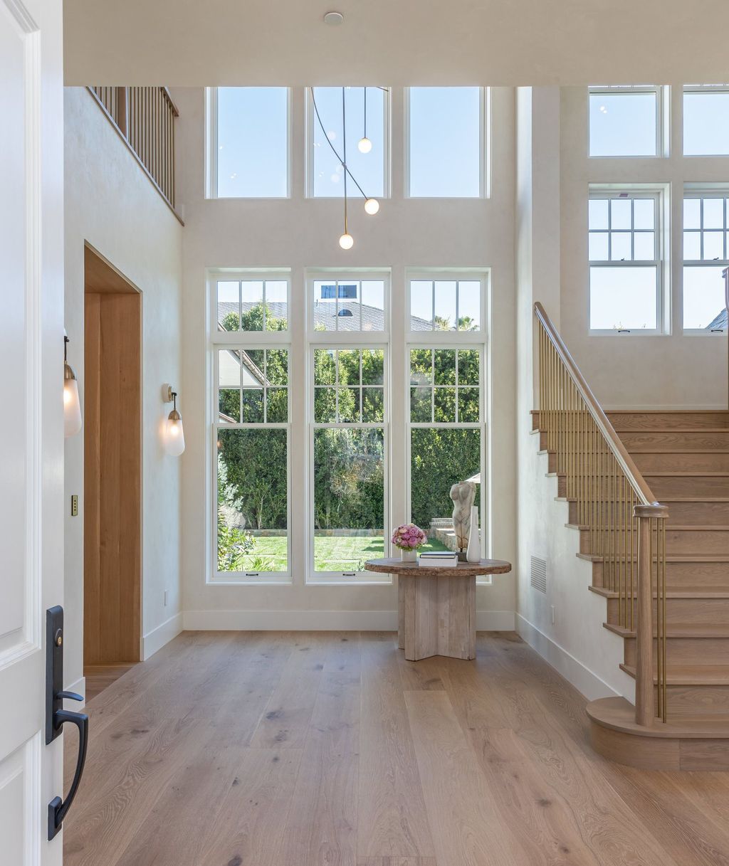 14830 Pampas Ricas Boulevard, Pacific Palisades, California is artfully designed and sophisticated estate flooded with an array of warmth and light through its thoughtfully executed floor plan displaying a masterful fusion of high-quality materials and unparalleled finishes.