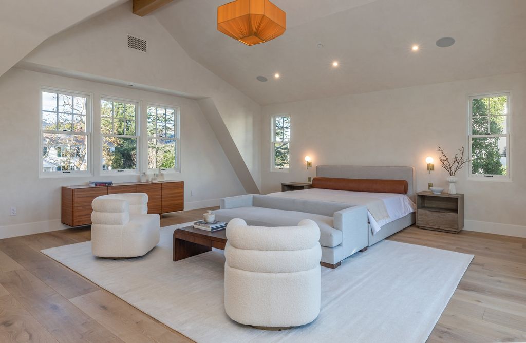 14830 Pampas Ricas Boulevard, Pacific Palisades, California is artfully designed and sophisticated estate flooded with an array of warmth and light through its thoughtfully executed floor plan displaying a masterful fusion of high-quality materials and unparalleled finishes.