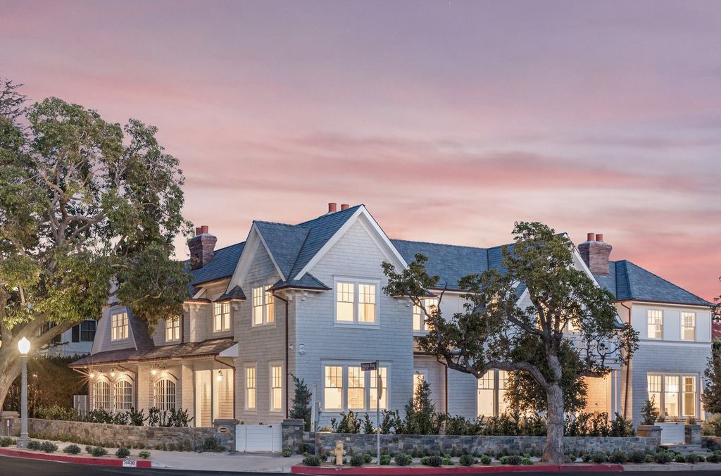 14830 Pampas Ricas Boulevard, Pacific Palisades, California is artfully designed and sophisticated estate flooded with an array of warmth and light through its thoughtfully executed floor plan displaying a masterful fusion of high-quality materials and unparalleled finishes.