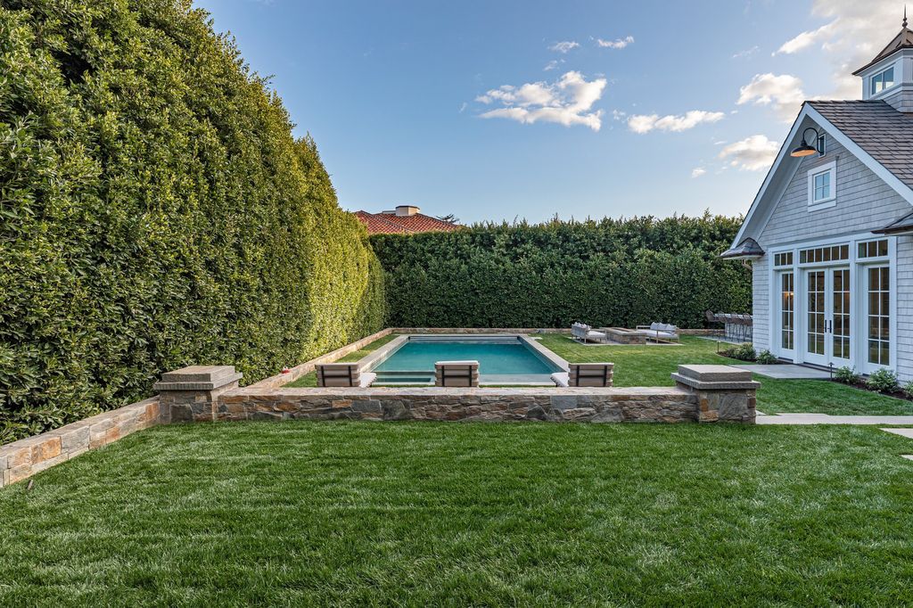 14830 Pampas Ricas Boulevard, Pacific Palisades, California is artfully designed and sophisticated estate flooded with an array of warmth and light through its thoughtfully executed floor plan displaying a masterful fusion of high-quality materials and unparalleled finishes.
