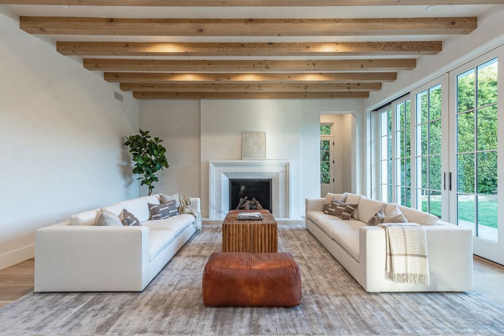 14830 Pampas Ricas Boulevard, Pacific Palisades, California is artfully designed and sophisticated estate flooded with an array of warmth and light through its thoughtfully executed floor plan displaying a masterful fusion of high-quality materials and unparalleled finishes.