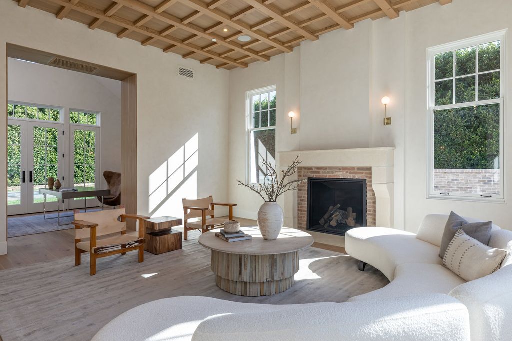 14830 Pampas Ricas Boulevard, Pacific Palisades, California is artfully designed and sophisticated estate flooded with an array of warmth and light through its thoughtfully executed floor plan displaying a masterful fusion of high-quality materials and unparalleled finishes.
