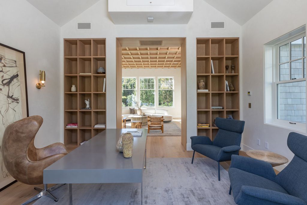 14830 Pampas Ricas Boulevard, Pacific Palisades, California is artfully designed and sophisticated estate flooded with an array of warmth and light through its thoughtfully executed floor plan displaying a masterful fusion of high-quality materials and unparalleled finishes.