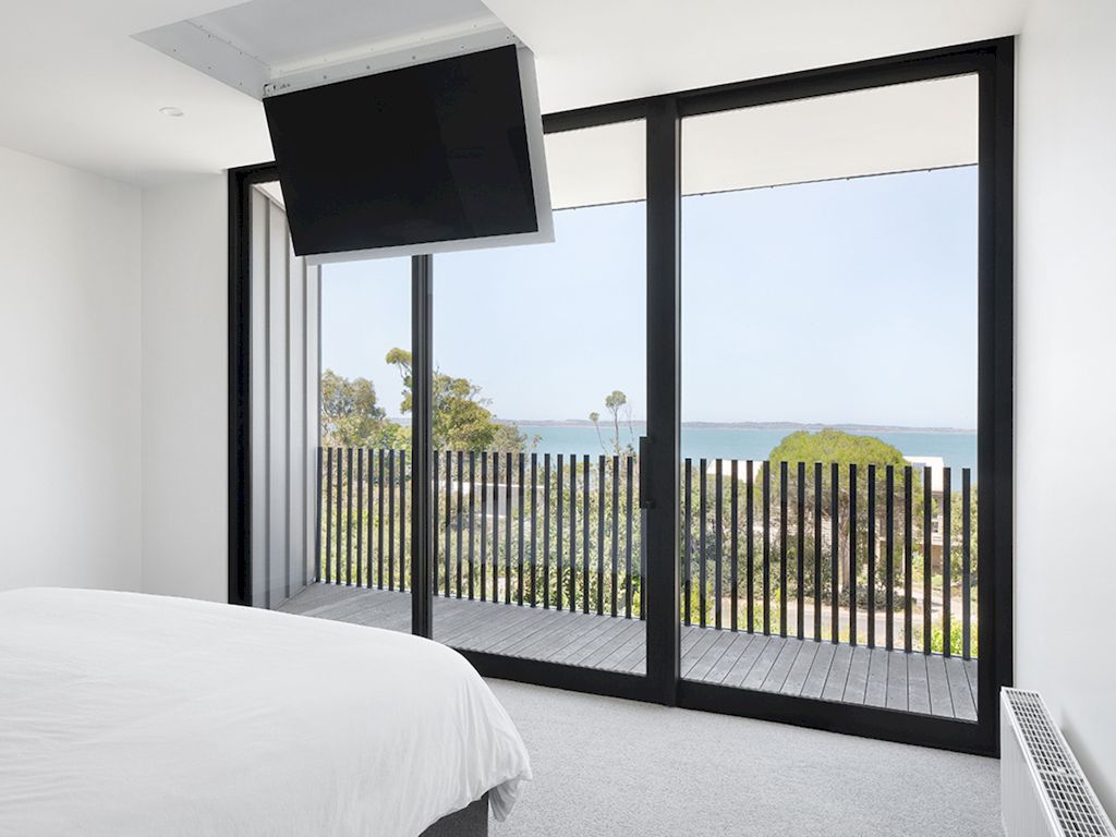 Somers Modular Home, a Beach House in Luxury and Light by Modscape