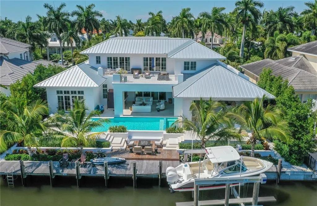 450 14th Ave South, Naples, Florida is a showcase of timeless sophistication with an Olde Florida twist and designer touches throughout near with superb dining and shopping options and a stone’s throw from the powder-soft sandy beach and tranquil Gulf waters.
