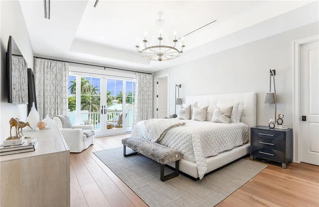 450 14th Ave South, Naples, Florida is a showcase of timeless sophistication with an Olde Florida twist and designer touches throughout near with superb dining and shopping options and a stone’s throw from the powder-soft sandy beach and tranquil Gulf waters.