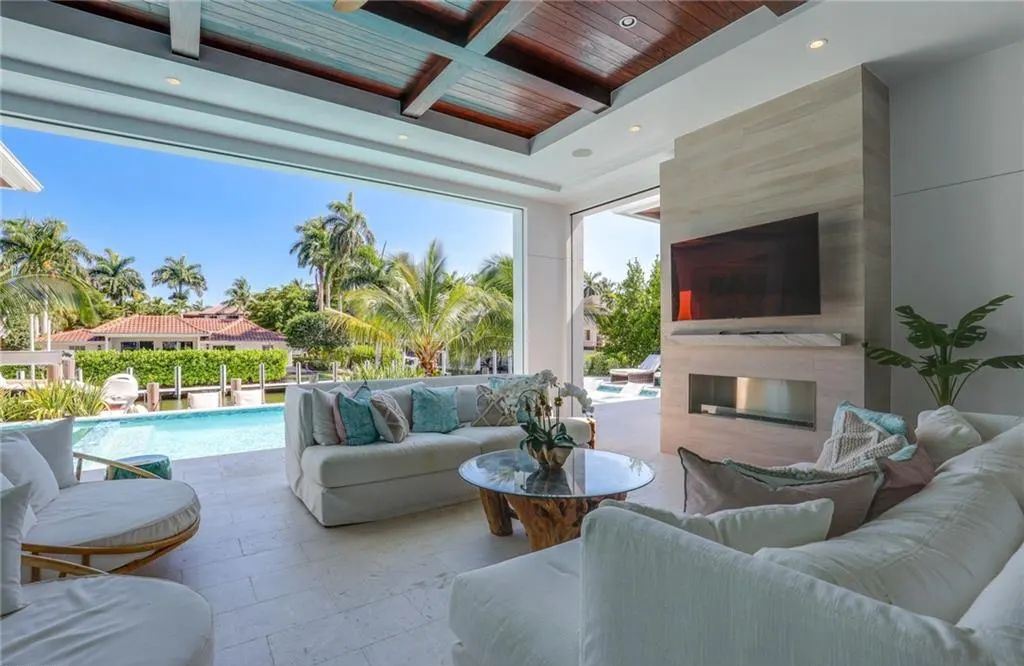 450 14th Ave South, Naples, Florida is a showcase of timeless sophistication with an Olde Florida twist and designer touches throughout near with superb dining and shopping options and a stone’s throw from the powder-soft sandy beach and tranquil Gulf waters.
