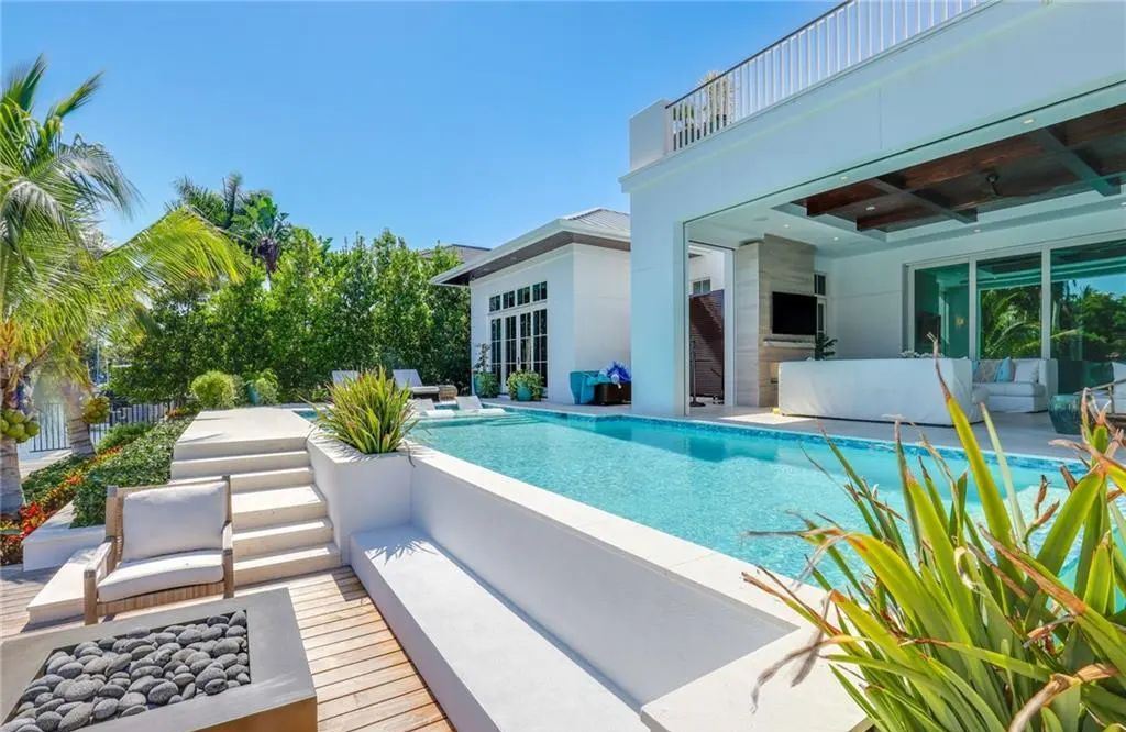450 14th Ave South, Naples, Florida is a showcase of timeless sophistication with an Olde Florida twist and designer touches throughout near with superb dining and shopping options and a stone’s throw from the powder-soft sandy beach and tranquil Gulf waters.