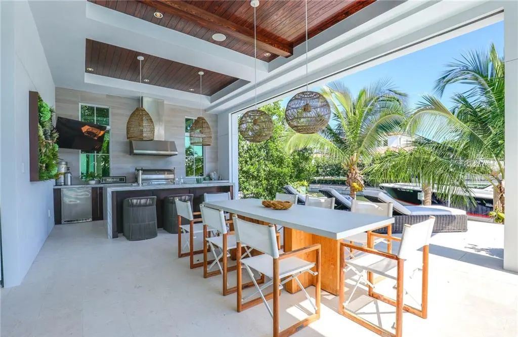 450 14th Ave South, Naples, Florida is a showcase of timeless sophistication with an Olde Florida twist and designer touches throughout near with superb dining and shopping options and a stone’s throw from the powder-soft sandy beach and tranquil Gulf waters.