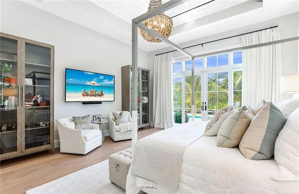 450 14th Ave South, Naples, Florida is a showcase of timeless sophistication with an Olde Florida twist and designer touches throughout near with superb dining and shopping options and a stone’s throw from the powder-soft sandy beach and tranquil Gulf waters.