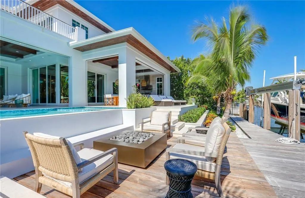 450 14th Ave South, Naples, Florida is a showcase of timeless sophistication with an Olde Florida twist and designer touches throughout near with superb dining and shopping options and a stone’s throw from the powder-soft sandy beach and tranquil Gulf waters.