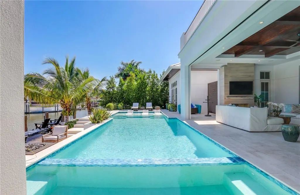 450 14th Ave South, Naples, Florida is a showcase of timeless sophistication with an Olde Florida twist and designer touches throughout near with superb dining and shopping options and a stone’s throw from the powder-soft sandy beach and tranquil Gulf waters.