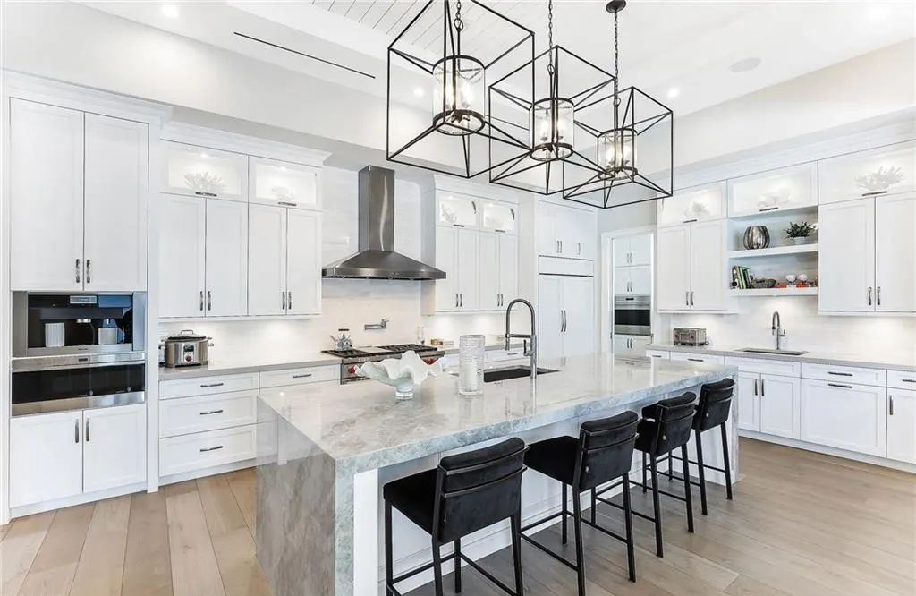 450 14th Ave South, Naples, Florida is a showcase of timeless sophistication with an Olde Florida twist and designer touches throughout near with superb dining and shopping options and a stone’s throw from the powder-soft sandy beach and tranquil Gulf waters.