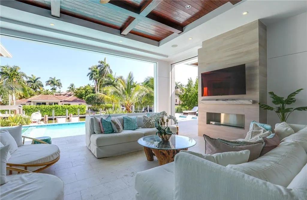 450 14th Ave South, Naples, Florida is a showcase of timeless sophistication with an Olde Florida twist and designer touches throughout near with superb dining and shopping options and a stone’s throw from the powder-soft sandy beach and tranquil Gulf waters.