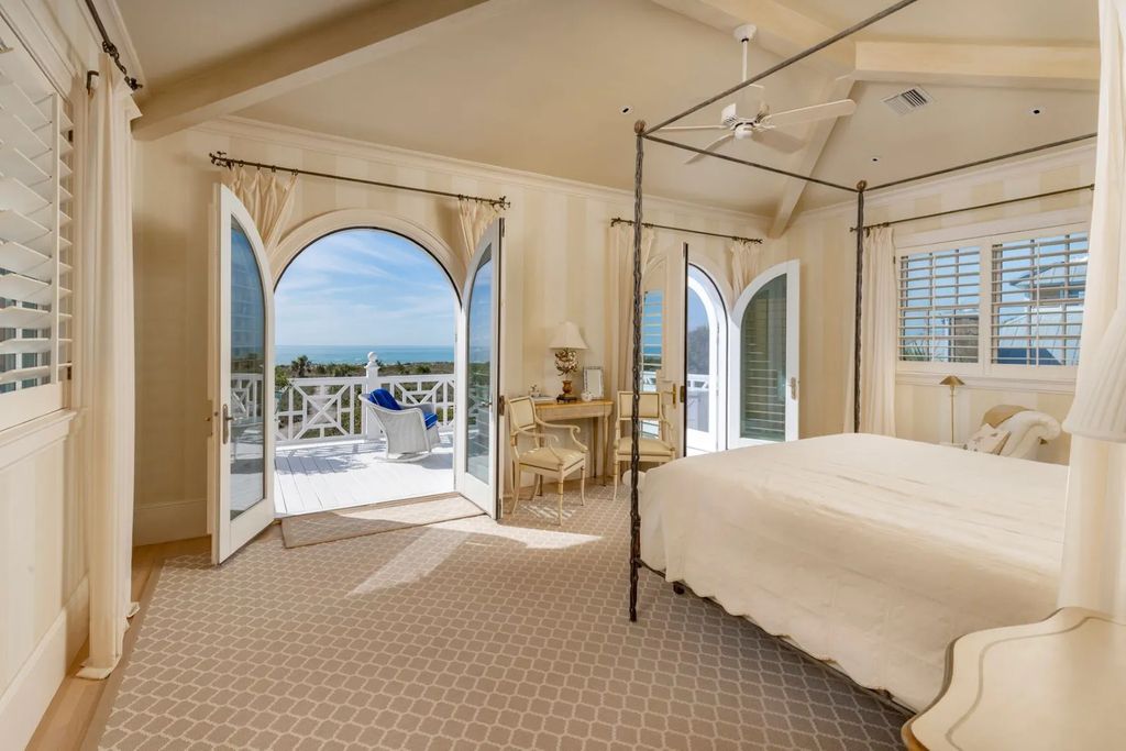 16440 Gulf Shores Drive, Boca Grande, Florida is a breathtaking home sit on unparalleled location offering privacy and luxurious coastal living with lush tropical landscaping and inviting outdoor spaces, boasting incredible views of the Gulf on one side and Lake Gasparilla on the other.