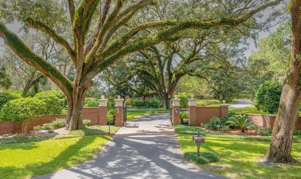6222&6232 San Jose Boulevard W, Jacksonville, Florida, is the most gorgeous 3 story all brick riverfront estate home. It is rare to find a home on market with more than 3 acres situated on a high bluff lot spanning 190' of St Johns River frontage.