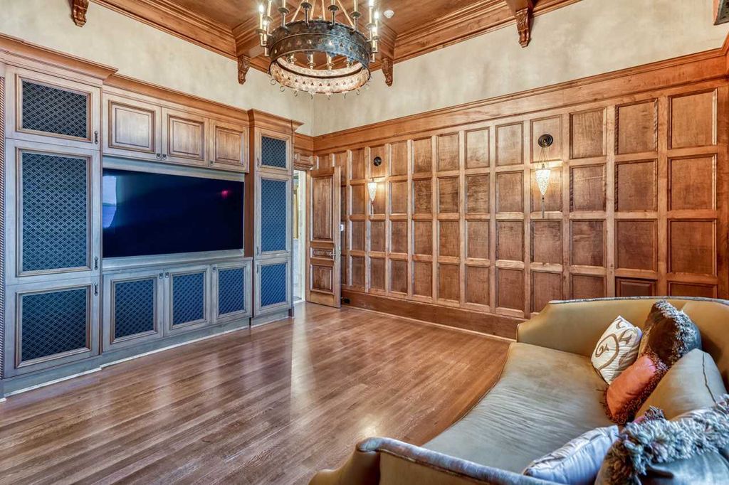 3730 Preserve Bay Boulevard, Panama City Beach, Florida, is built with Authentic Italian Design along the shores of the mesmerizing West Bay waters on the Northwest Florida Gulf Coast. Inspired by the classic Palladian villas of the Veneto in Italy, the Villa Chimera evokes an imperial aura.