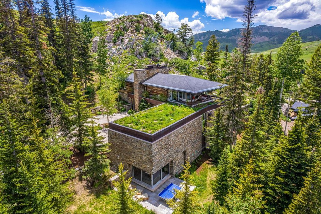 7 Ruby Hollow, Park City, Utah is a stunning alpine retreat situated along the remarkable ridgeline view of Flagstaff Mountain, it was designed as a supremely private and preeminent skiing destination.