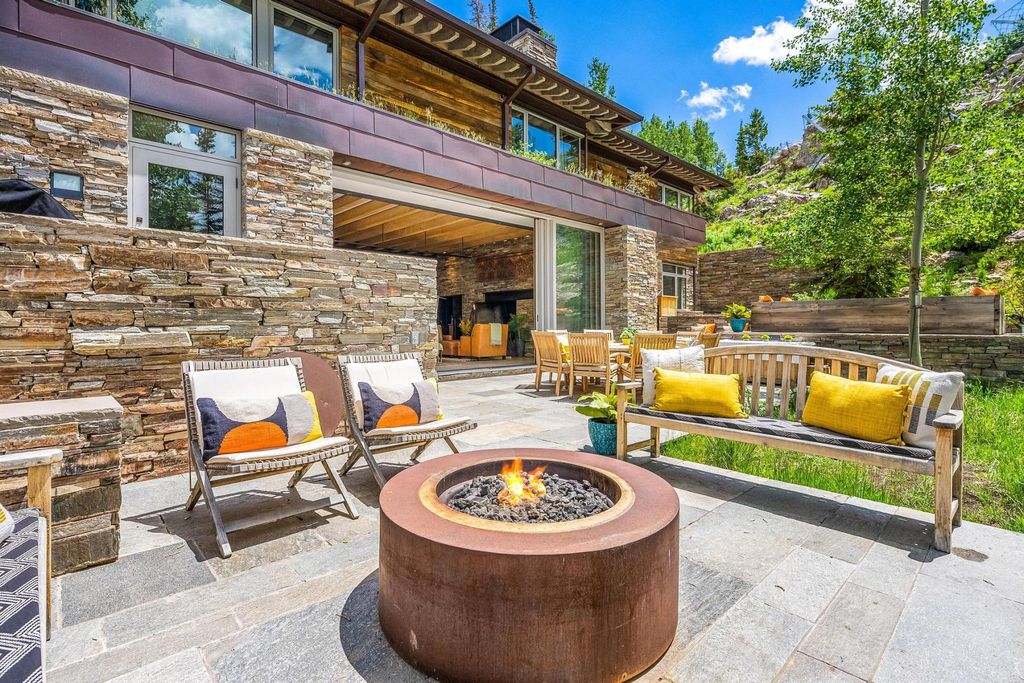 7 Ruby Hollow, Park City, Utah is a stunning alpine retreat situated along the remarkable ridgeline view of Flagstaff Mountain, it was designed as a supremely private and preeminent skiing destination.