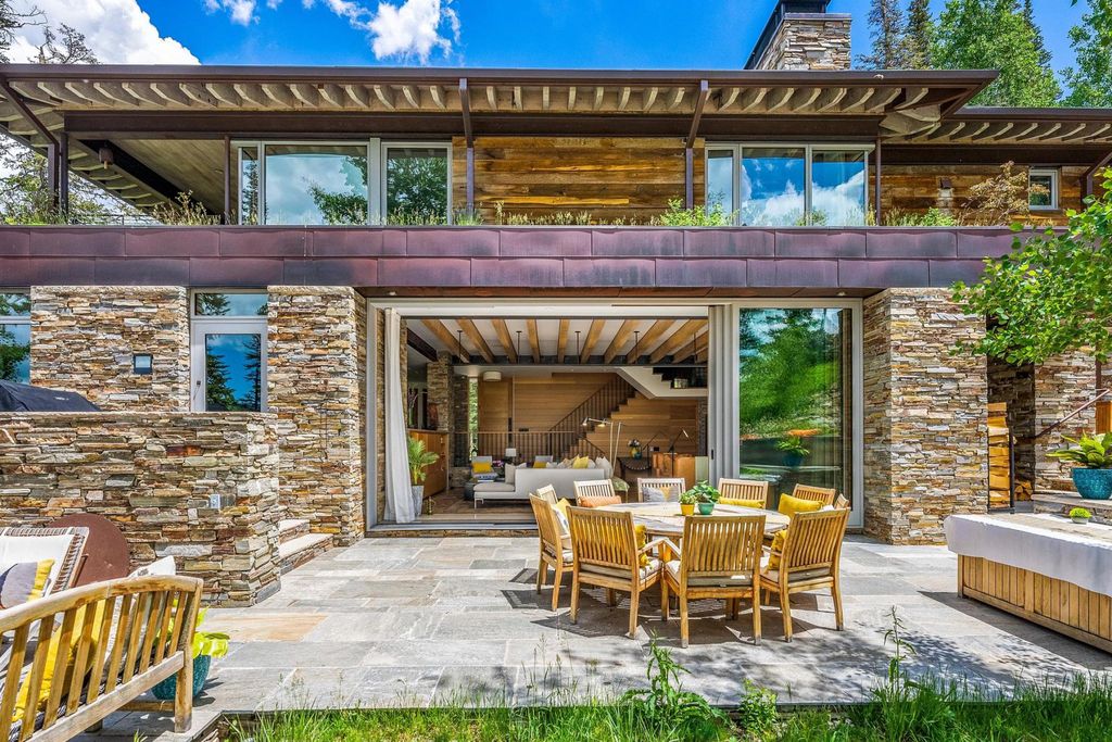 7 Ruby Hollow, Park City, Utah is a stunning alpine retreat situated along the remarkable ridgeline view of Flagstaff Mountain, it was designed as a supremely private and preeminent skiing destination.