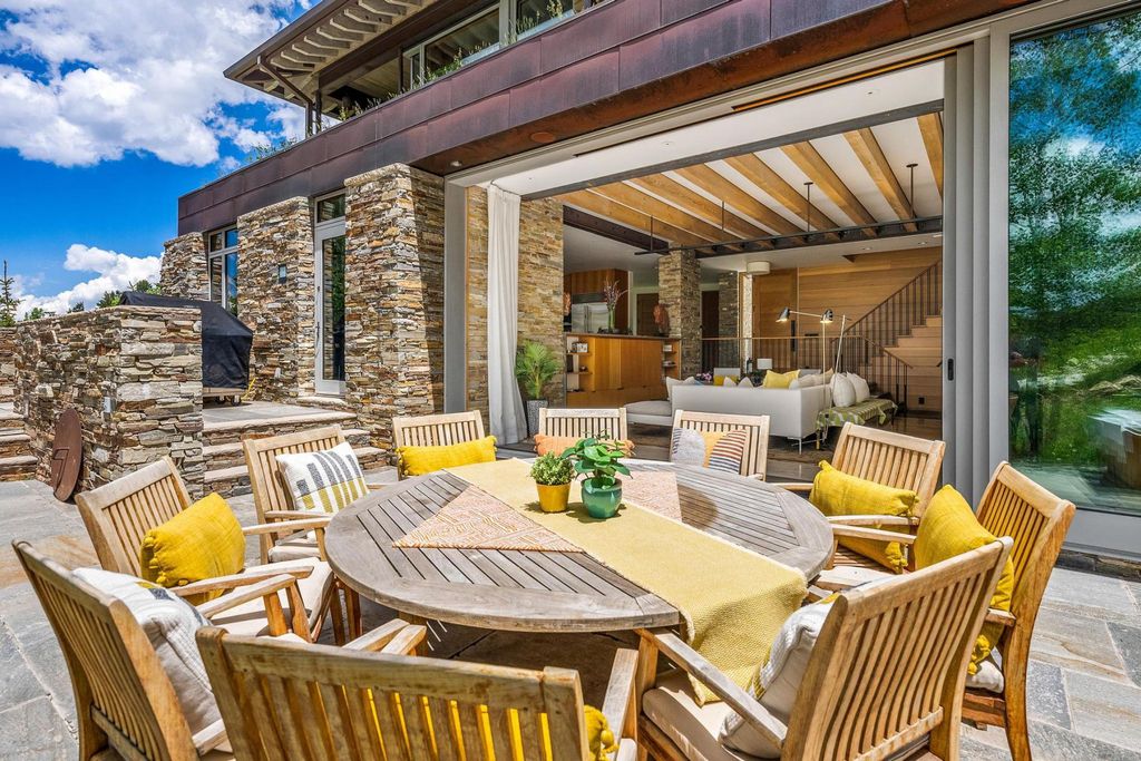 7 Ruby Hollow, Park City, Utah is a stunning alpine retreat situated along the remarkable ridgeline view of Flagstaff Mountain, it was designed as a supremely private and preeminent skiing destination.