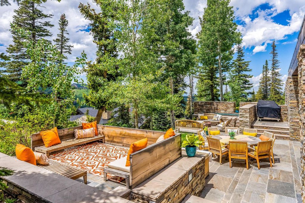 7 Ruby Hollow, Park City, Utah is a stunning alpine retreat situated along the remarkable ridgeline view of Flagstaff Mountain, it was designed as a supremely private and preeminent skiing destination.