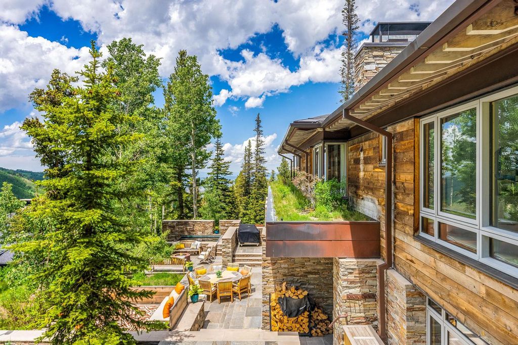 7 Ruby Hollow, Park City, Utah is a stunning alpine retreat situated along the remarkable ridgeline view of Flagstaff Mountain, it was designed as a supremely private and preeminent skiing destination.
