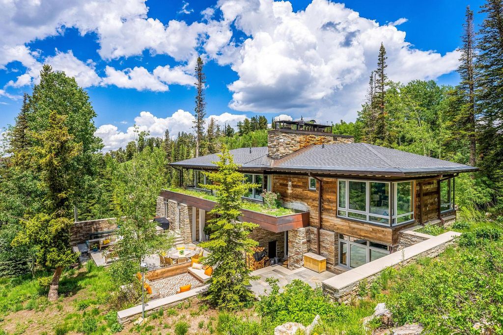 7 Ruby Hollow, Park City, Utah is a stunning alpine retreat situated along the remarkable ridgeline view of Flagstaff Mountain, it was designed as a supremely private and preeminent skiing destination.