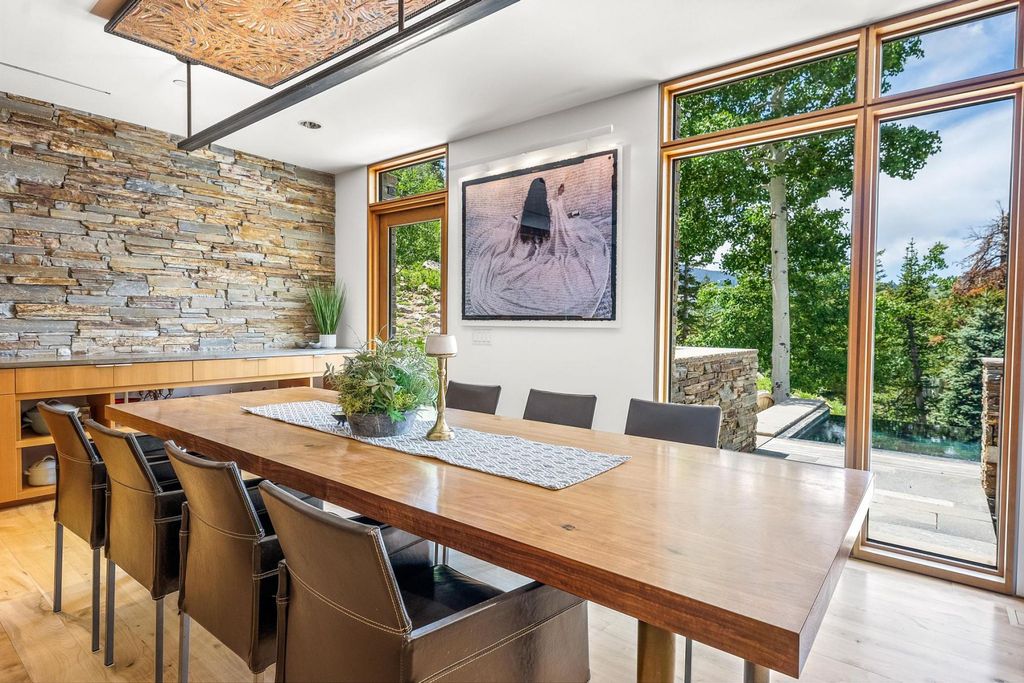 7 Ruby Hollow, Park City, Utah is a stunning alpine retreat situated along the remarkable ridgeline view of Flagstaff Mountain, it was designed as a supremely private and preeminent skiing destination.