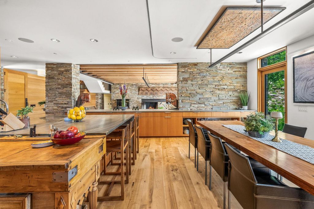 7 Ruby Hollow, Park City, Utah is a stunning alpine retreat situated along the remarkable ridgeline view of Flagstaff Mountain, it was designed as a supremely private and preeminent skiing destination.