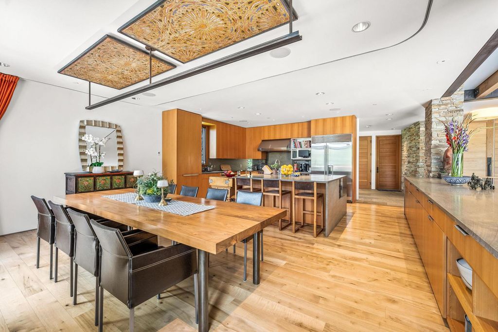 7 Ruby Hollow, Park City, Utah is a stunning alpine retreat situated along the remarkable ridgeline view of Flagstaff Mountain, it was designed as a supremely private and preeminent skiing destination.