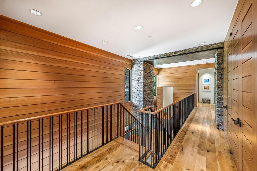 7 Ruby Hollow, Park City, Utah is a stunning alpine retreat situated along the remarkable ridgeline view of Flagstaff Mountain, it was designed as a supremely private and preeminent skiing destination.