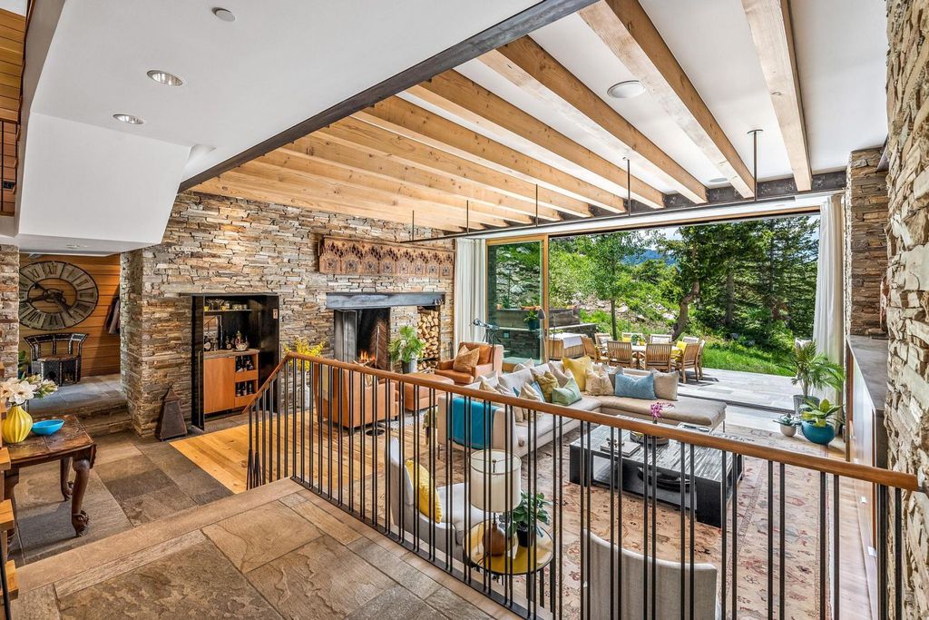 7 Ruby Hollow, Park City, Utah is a stunning alpine retreat situated along the remarkable ridgeline view of Flagstaff Mountain, it was designed as a supremely private and preeminent skiing destination.