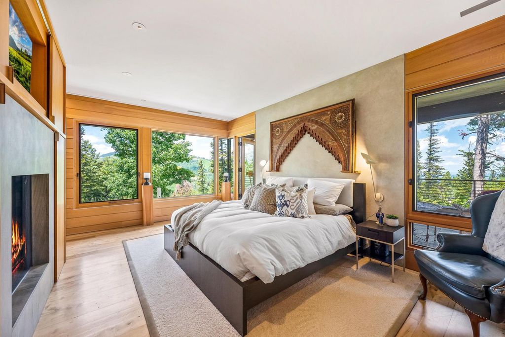 7 Ruby Hollow, Park City, Utah is a stunning alpine retreat situated along the remarkable ridgeline view of Flagstaff Mountain, it was designed as a supremely private and preeminent skiing destination.